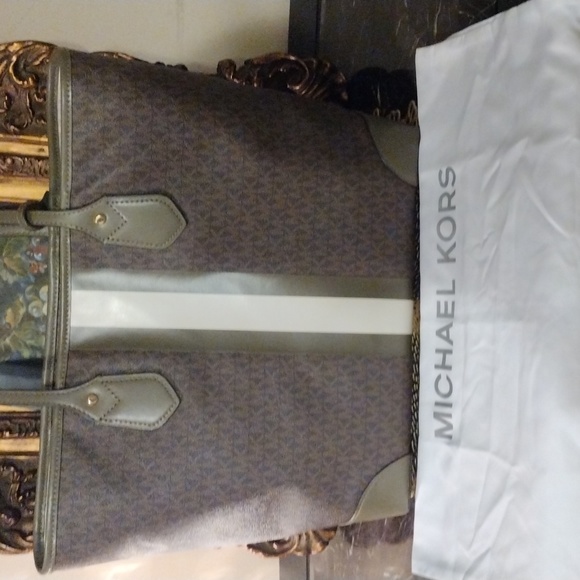 Michael Kors Large Eva Shoulder Tote Bag with wristlet Brown / Olive SOLD, SOLD, - Picture 5 of 16